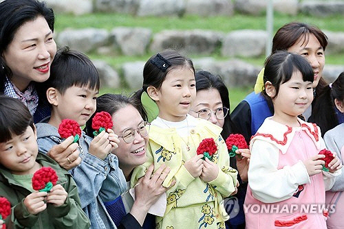 어버이날을 하루 앞둔 7일 광주 북구 양산호수공원 야외공연장에서 한빛유치원 아이들이 직접 만든 카네이션을 들고 기념사진을 찍고 있다. [광주 북구 제공=연합뉴스]